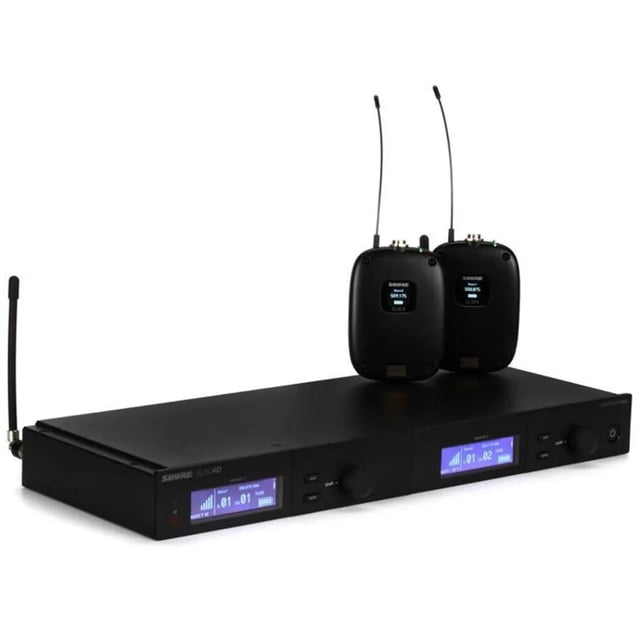 sistema dual shure slxd14d-g58 transmisores slxd1 receptor de doble canal negro con 2 transmisores SLXD1. Composición centrada, receptor rack-mount 1U frontal con dos pantallas LCD azules, perillas y antenas laterales; dos transmisores bodypack negros con pantallas pequeñas y antenas flexibles sobre el receptor. Fondo blanco. A menudo usado para presentaciones y aulas; audio digital transparente de 24 bits y emparejado por sincronización IR.