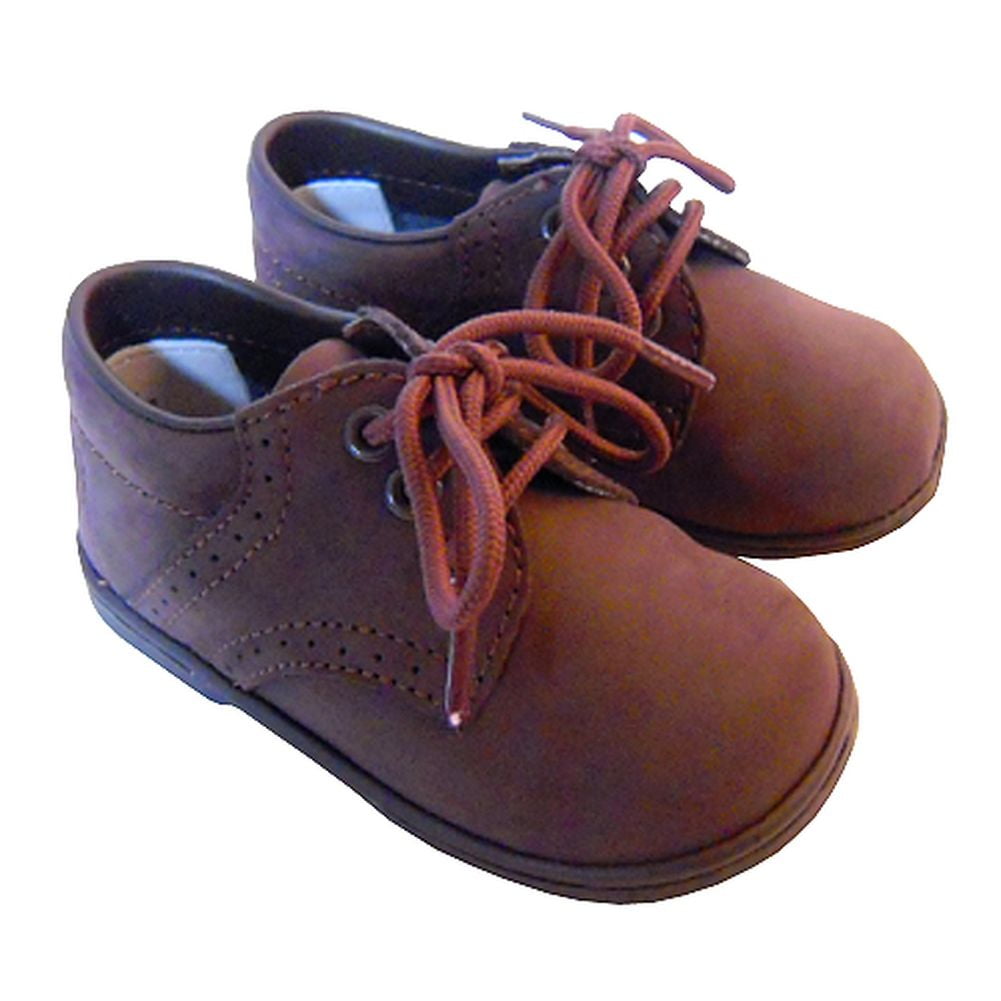baby boy dressing shoes
