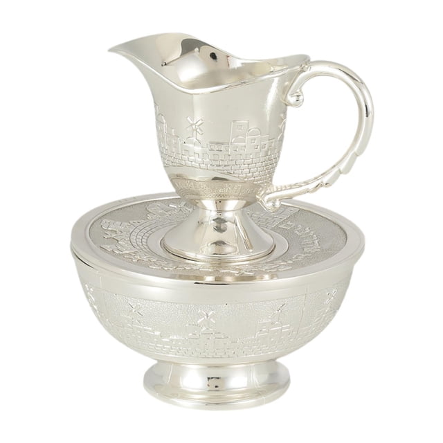 lavar taza y tazón, juego de lavado a mano decoración de mesa europea — juego de taza y cuenco decorativos color argén en aleación, vista frontal centrada; taza con pico vertedor y asa curvada colocada sobre cuenco con tapa, ambos con grabados ornamentales tipo muro y molino y base circular visible; dimensiones 13 x 15.5 cm (5.12 x 6.10 pulg), base 6.6 cm; ideal para bodas y decoración de mesa y a menudo usado como pieza decorativa en celebraciones.