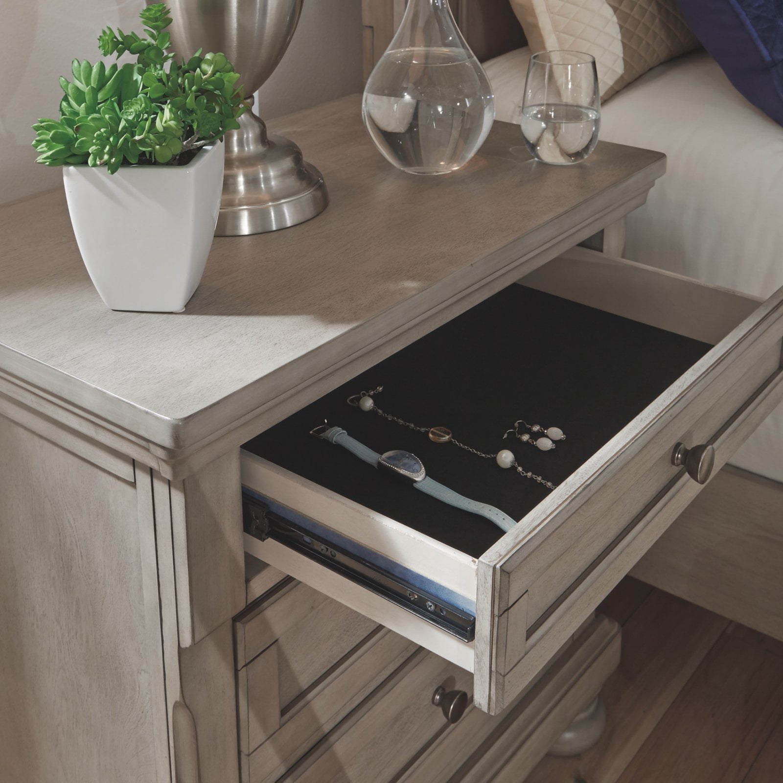 Photo 1 of Signature Design by Ashley Lettner 3Drawer Night Stand

damaged