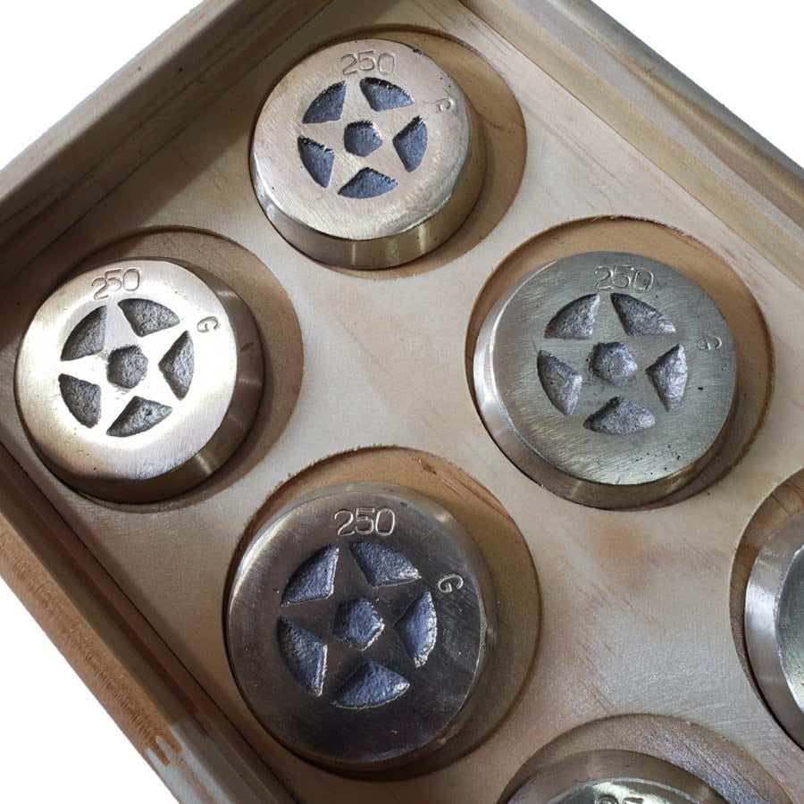 Caja Con 8 Tejos De Bronce X 8 De 200 Grs