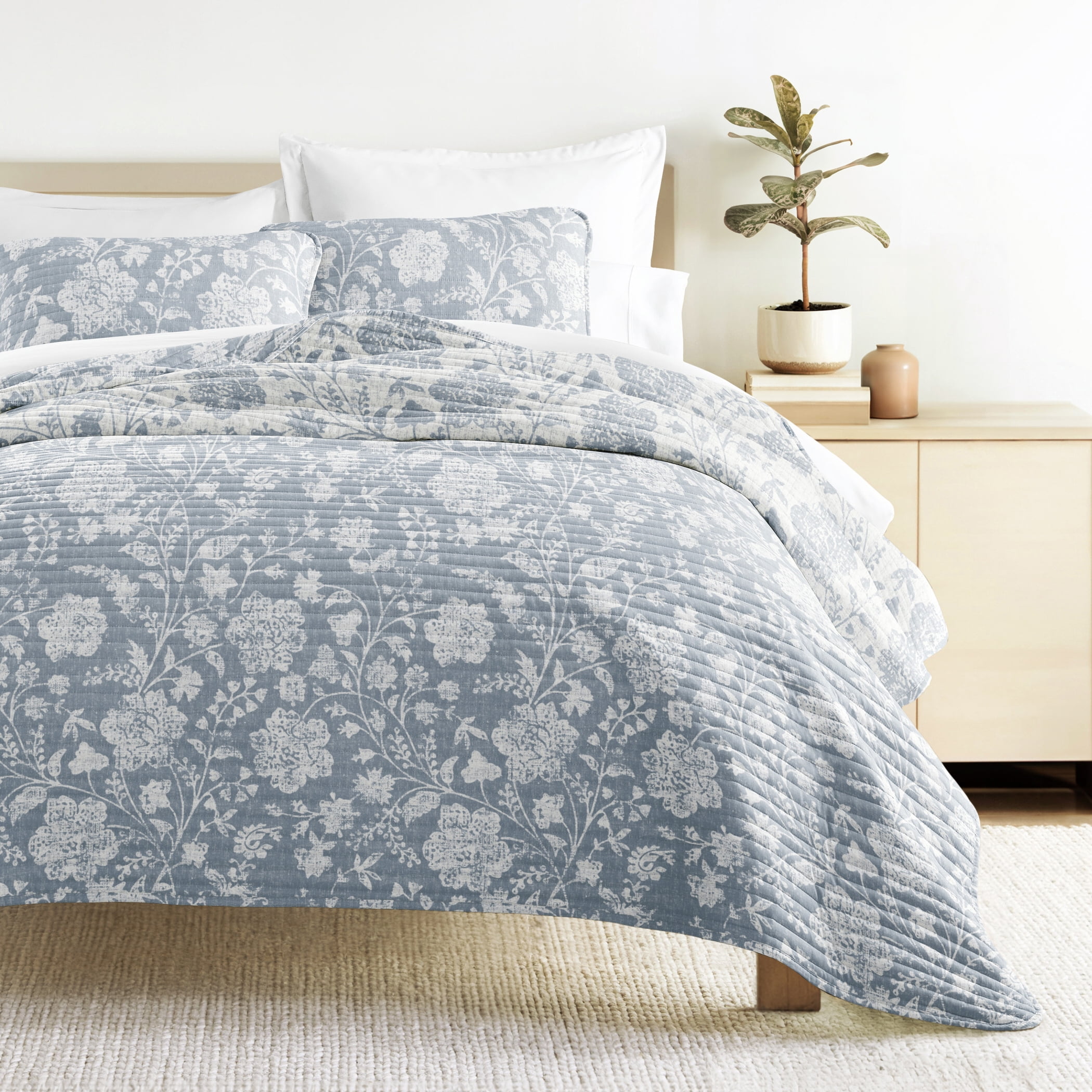 Lightweight Quilt Set Super Soft Wrinkle Resistant Quilted Coverlet Floral Patterns by Comfort Canopy