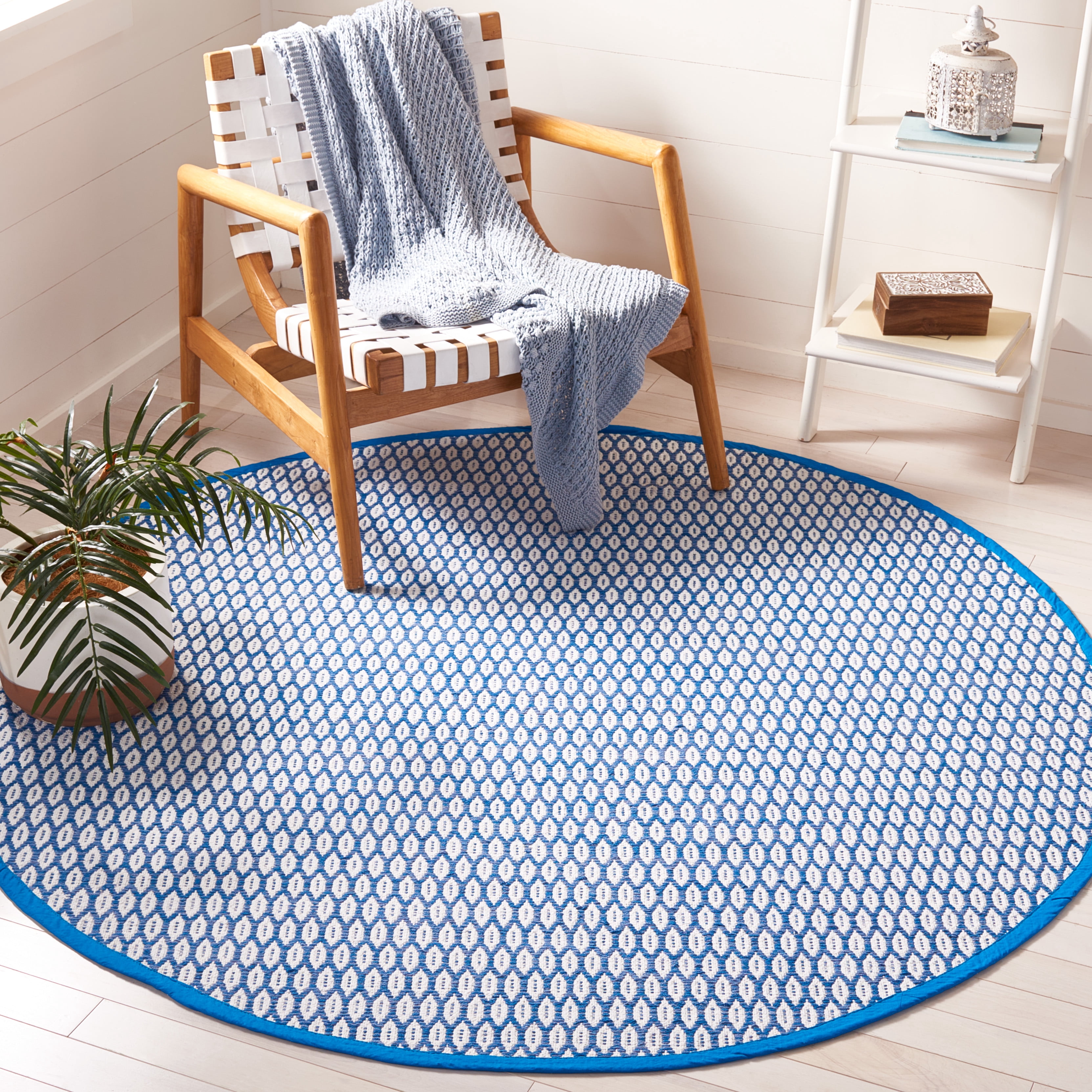 SAFAVIEH Montauk Crystal Geometric Cotton Area Rug, Blue/Ivory, 6' x 6' Round