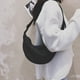 thumbnail image 5 of Bolso Bandolera para Hombre y Mujer | Bolso Bandolera Ligero de Nailon con Forma de Media Luna y Correa Ajustable | Bolso Bandolera Pequeño Impermeable para Viajes, Senderismo, Ciclismo y Uso Diario, 5 of 6