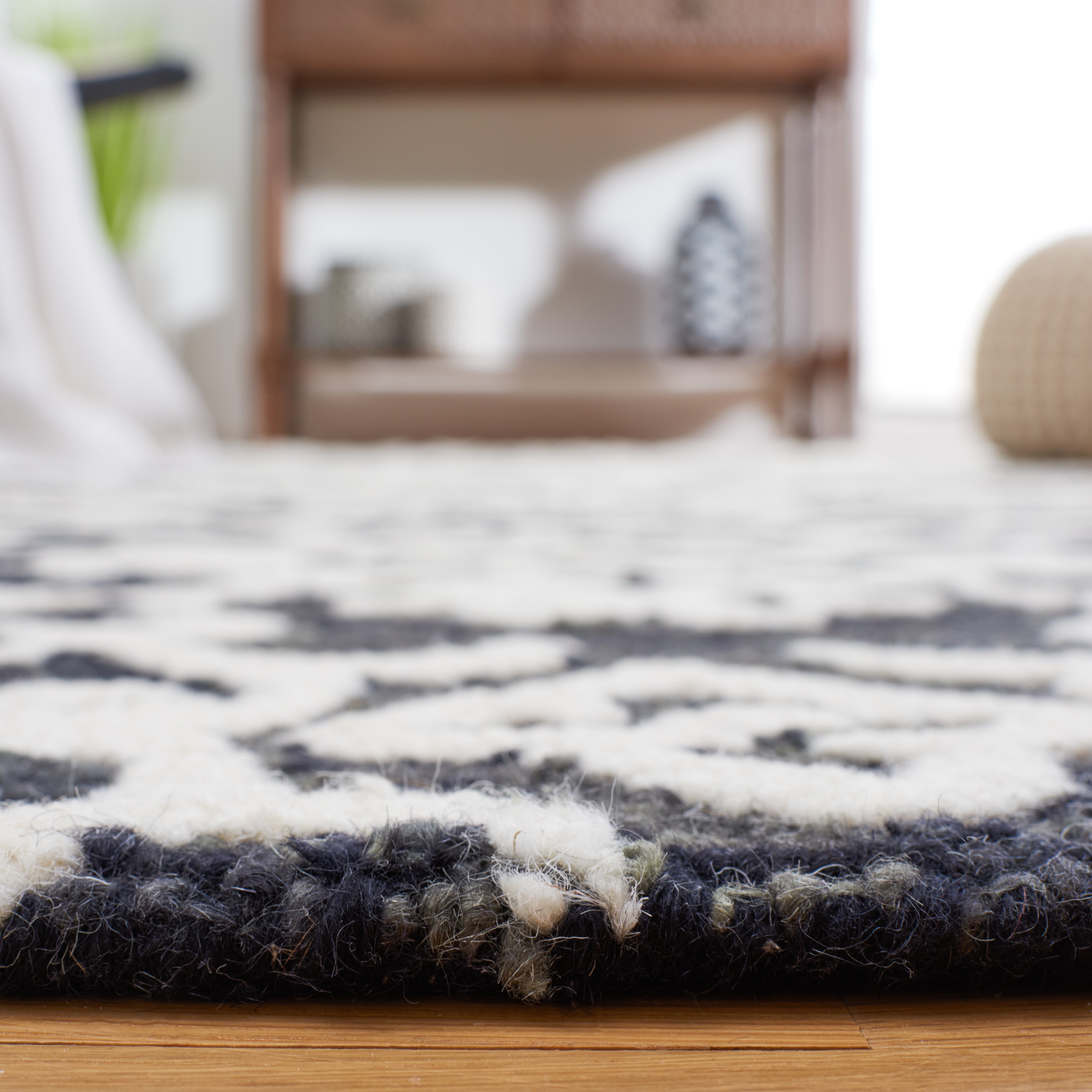 SAFAVIEH Blossom Cletus Damask Area Rug, Black/Ivory, 5' x 8'