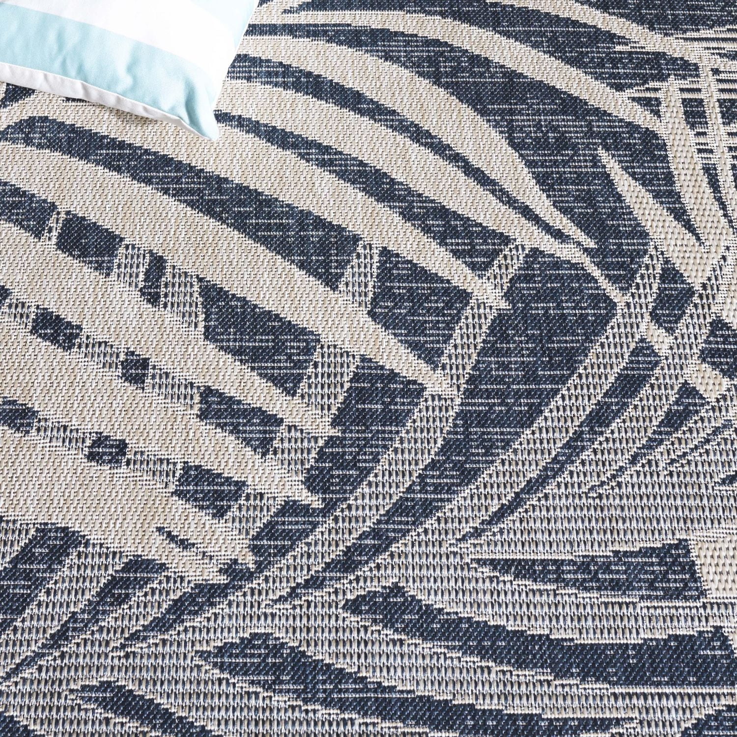 SAFAVIEH Beach House Kaeden Botanical Indoor/Outdoor Area Rug