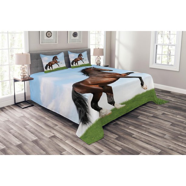 Horses Bedspread Set Queen Size, Bay Horse Pacing on the Grass