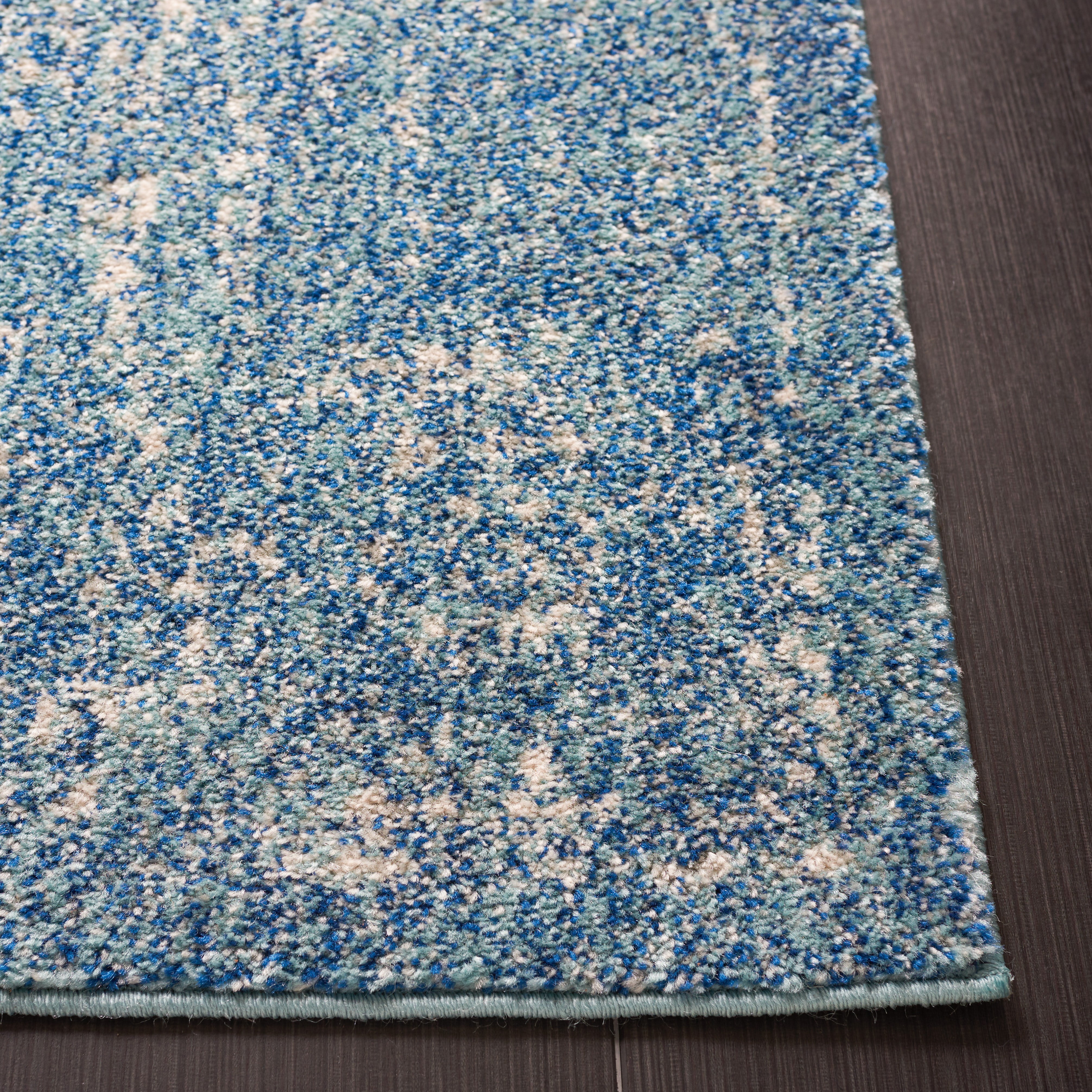 SAFAVIEH Accent Rug 4x6 - Evoke Collection - Traditional Design, Blue & Ivory, Non-Shedding & Easy Cleaning, Ideal for Living Room, Bedroom, Dining Space, Entryway, Bathroom, Bedside (EVK256C)