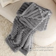 thumbnail image 4 of Manta Bedsure Frost de forro polar gris para sofá, 130 x 180 cm, 4 of 6