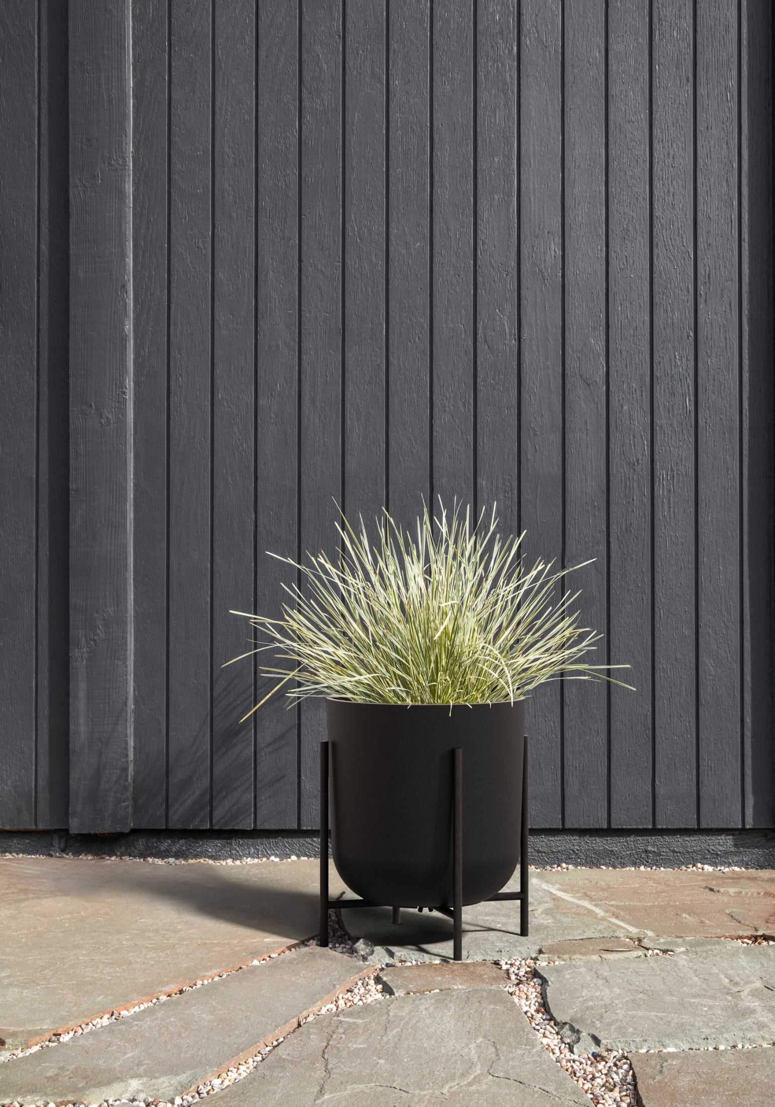 Veradek Mason Series Raised Kona 15" Plastic-Stone Planter with Stand - (Black/1 Pack)