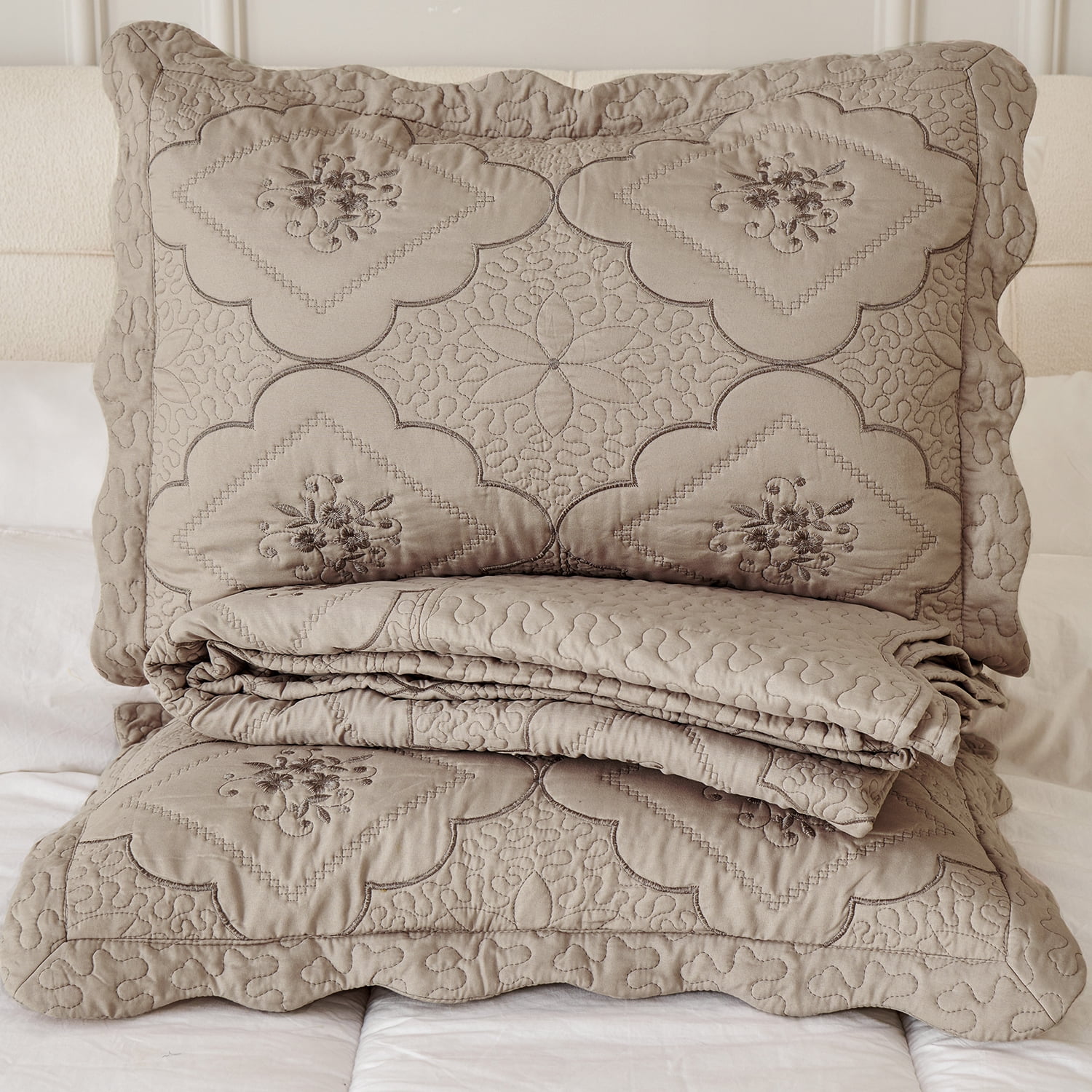 Evenhug Floral Embroidery Quilt Set,3-Piece Queen Diamond Floral Pattern Bedding Set,Soft Lightweight Bedspread for All Season(Taupe,90"x90")