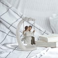 thumbnail image 1 of Escultura de amante, estatua de pareja en columpio, figura de escritorio romántica, adorno artesanal de resina para dormitorio de inauguración de casa, 1 of 8