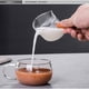thumbnail image 1 of Taza medidora de vidrio de borosilicato con mango de madera | Dos boquillas para verter fácilmente | Graduaciones grabadas transparentes | Medidor de ingredientes líquidos y secos resistente al, 1 of 6