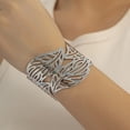thumbnail image 3 of Pulsera De Hoja Vintage Para Mujer, Brazalete Ancho Con Forma De Hoja, Pieza Elegante Y Elegante, Material De Metal Resistente A La Oxidación Con Intrincado Patrón De Hojas, 3 of 5