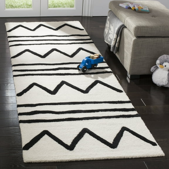 SAFAVIEH Kids Zigzag Striped Wool Runner Rug, Ivory/Black, 2'6" x 8'