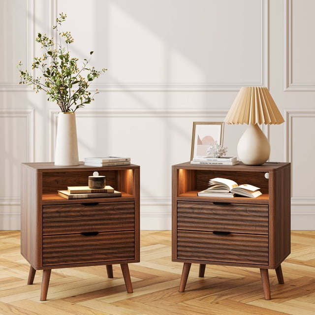 GUNAITO Table de Chevet Cannelée Ensemble de 2 pour Chambre avec Station de Charge Table de Chevet avec Lumières LED Bois Table de Chevet avec Étagère Ouverte et 2 Tiroirs Noyer