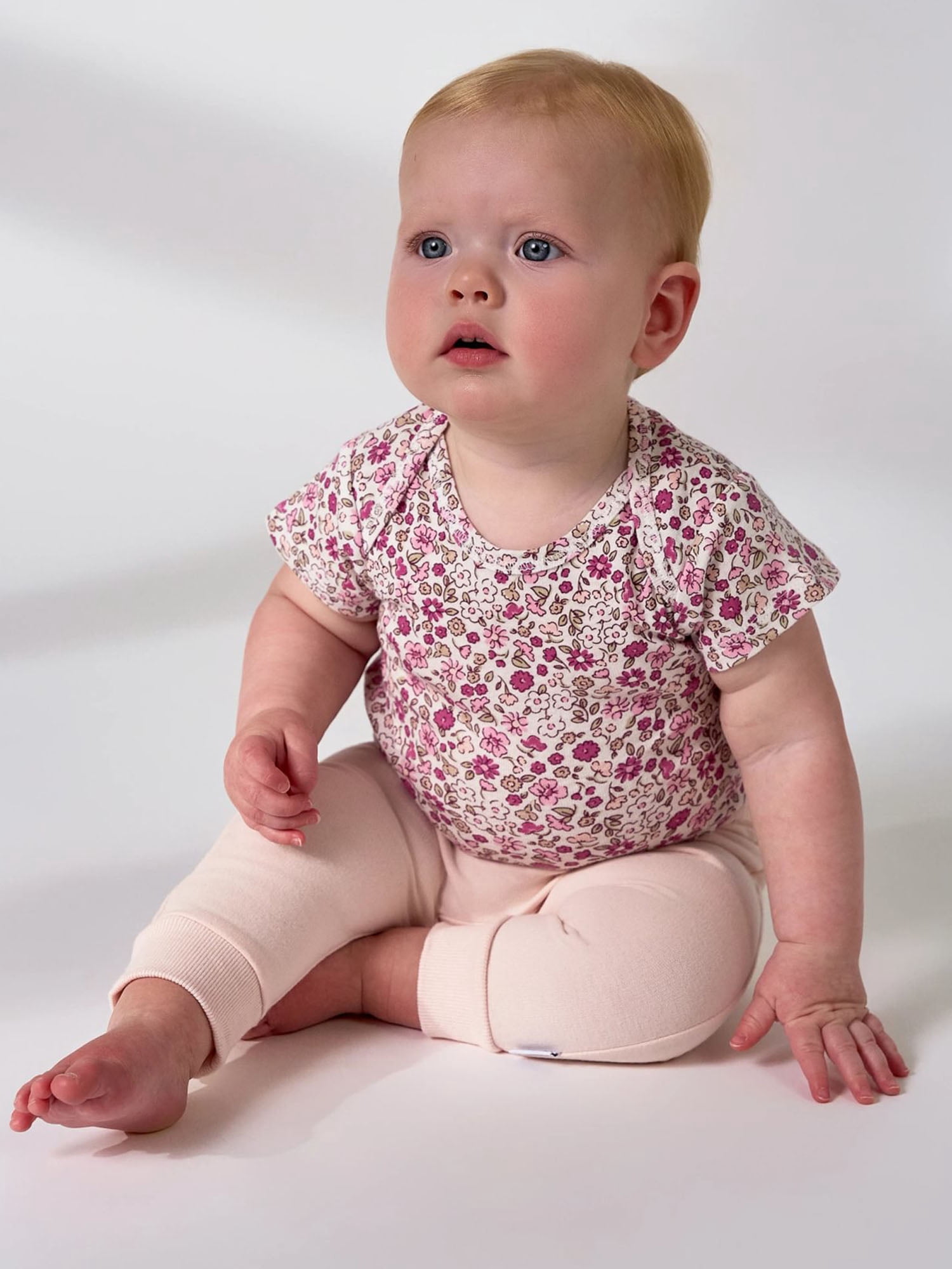 Gerber Baby Neutral Short Sleeve Onesies, 8-Pack, Sizes 0/3 Newborn - 12 Months