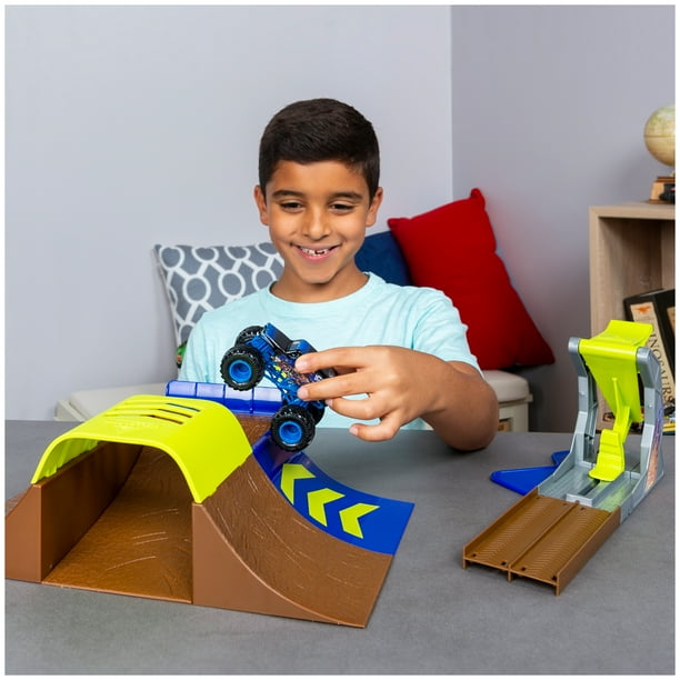 ミニカー MONSTER JAM CHAMP RAMP FREESTYLE Monster Jam, Official Champ Ramp Freestyle Playset Featuring