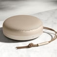 thumbnail image 4 of Bang & Olufsen Beosound A1 (2.ª generación) Altavoz Bluetooth inalámbrico portátil resistente al agua con micrófono, tono dorado, 4 of 5