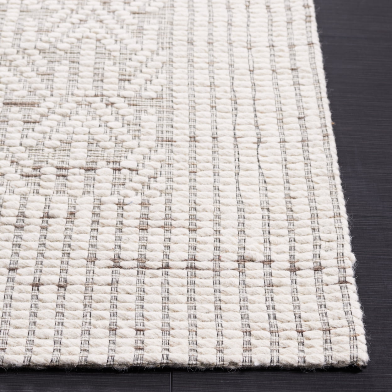SAFAVIEH Marbella Alease Bordered Area Rug, Ivory/Beige, 4' x 6'