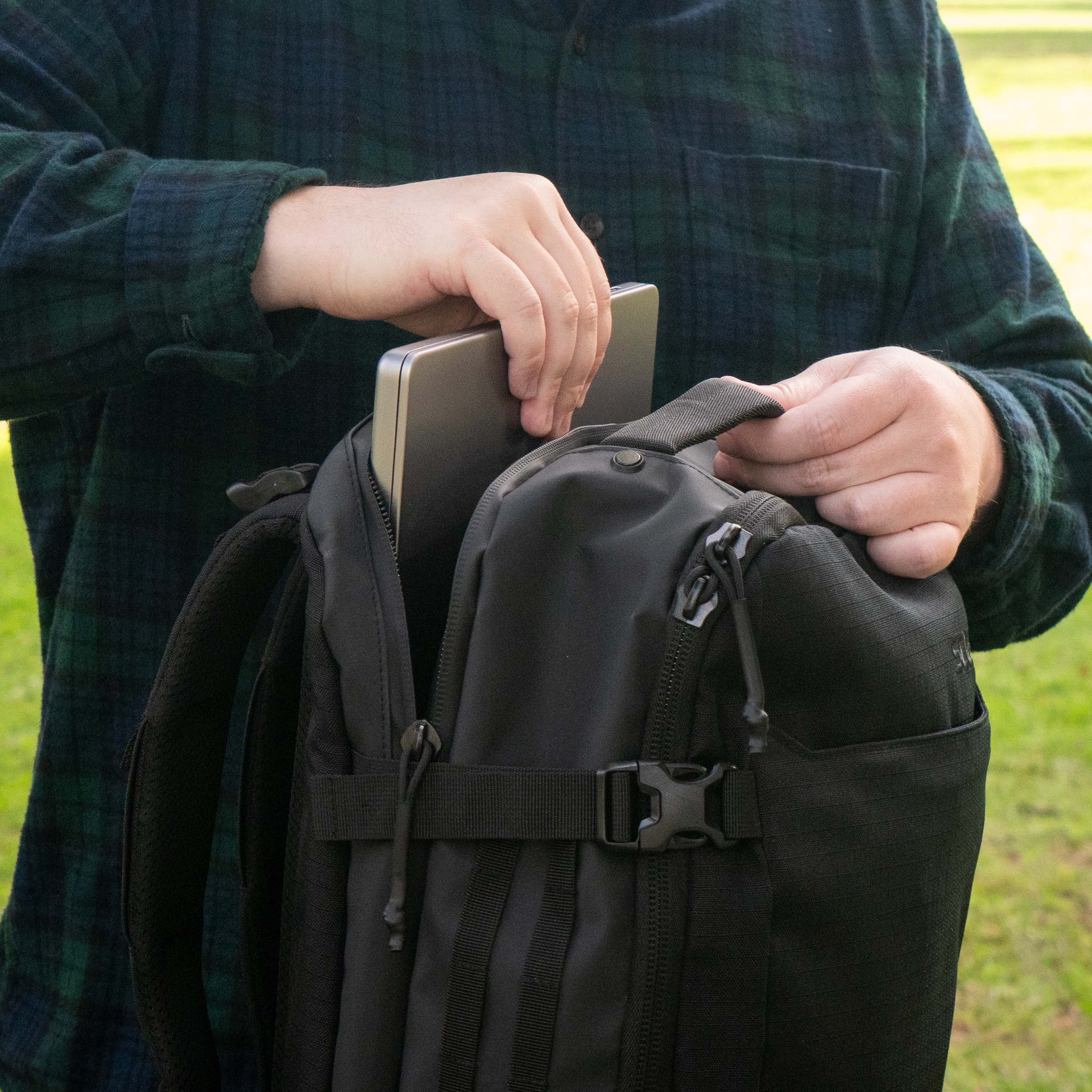 SOG Caravan Travel Backpack Black for Adults with 17-Inch Laptop Compartment