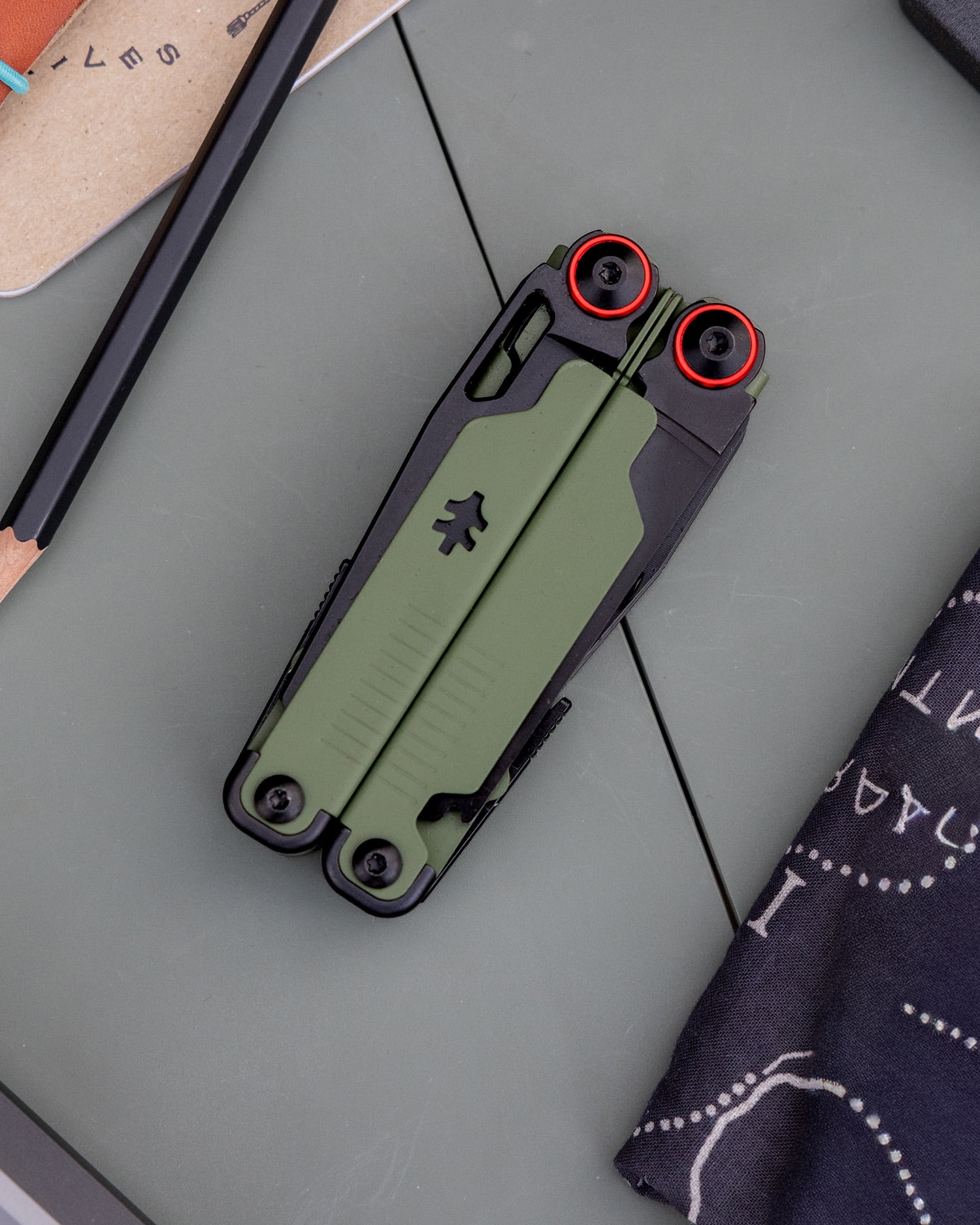 Swiss Tech 17 in 1 Multitool Knife with AUS 8 Steel Blade Scissors and Saw, Olive