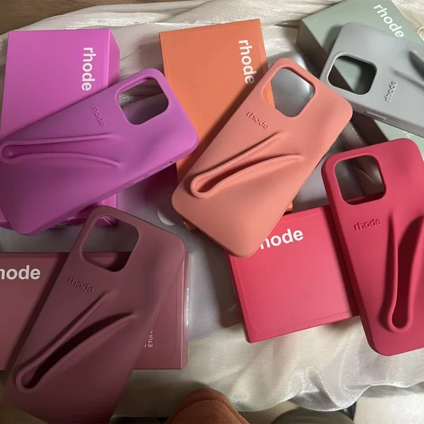 rhode バーガンディ iPhone14 Rhode Lipstick Lip Holder Soft Silicone Phone Case for iPhone 14
