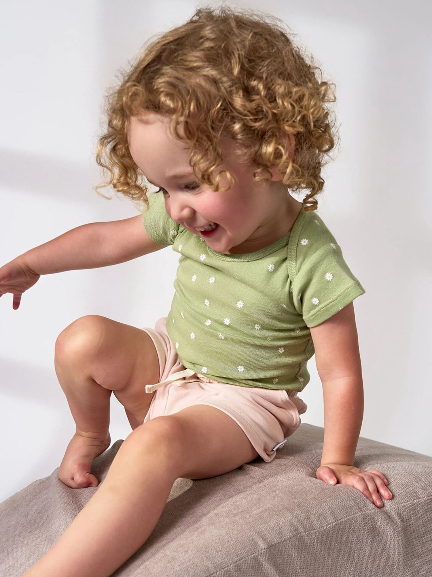 Gerber Baby Neutral Short Sleeve Onesies, 8-Pack, Sizes 0/3 Newborn - 12 Months