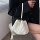 thumbnail image 4 of Bolso Bolsos cruzados de hombro plisados ​​de moda Bolsos de mujer de cuero PU (Beige), 4 of 5