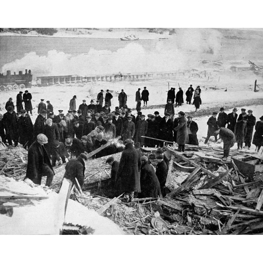 Halifax Disaster 1917 Nsearching For Bodies Amid The Wreckage Near The