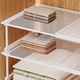 thumbnail image 5 of Estante organizador de estanterías metálicas extensibles | Almacenamiento apilable que ahorra espacio para cocina, baño, despensa, encimera | Blanco, 25,6"x9,4"x5,5", diseño de cuadrícula resistente, 5 of 6