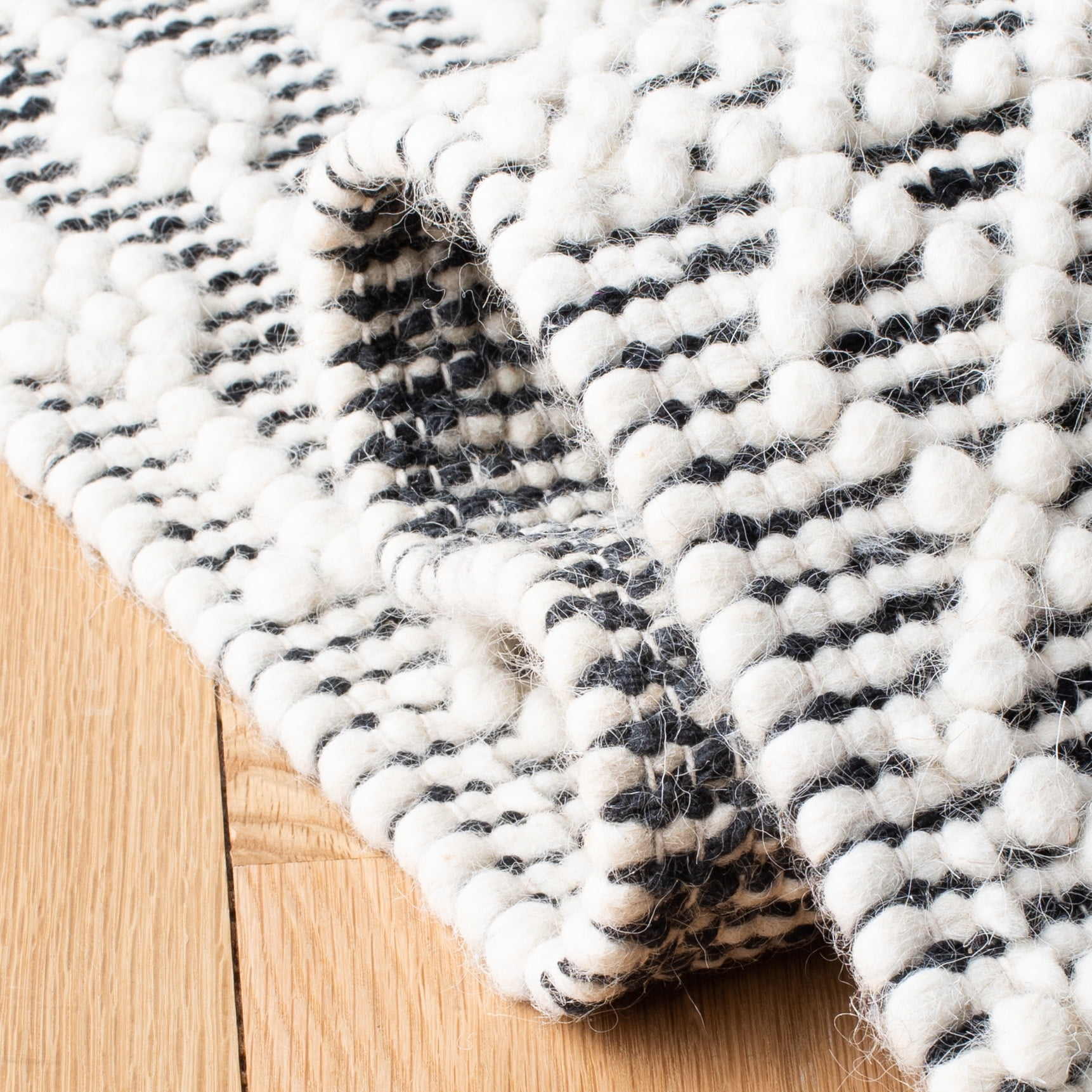 SAFAVIEH Natura Cordelia Southwestern Wool Runner Rug, Ivory/Black, 2'3" x 6'