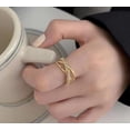 thumbnail image 2 of Anillo de oro retorcido con diamantes de imitación, anillo con forma geométrica, diamantes de imitación, ajustable, líneas doradas, anillo minimalista, regalo para ella, 2 of 7