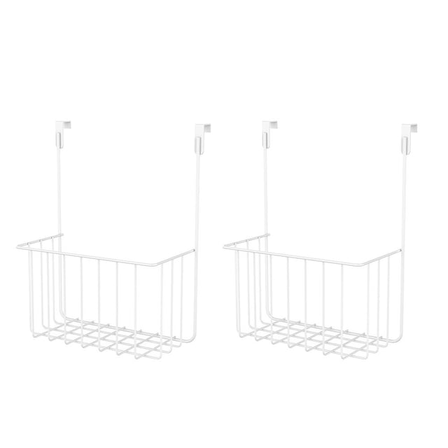 organizadores mainstays colgantes para puerta 2 piezas blanco — par de cestas colgantes de alambre con ganchos superiores para puertas, diseño abierto de rejilla y fondo de varillas para ventilación y visibilidad. Ideal para organizar artículos de cocina o accesorios de closet; también suele usarse para almacenar esponjas o botellas pequeñas.