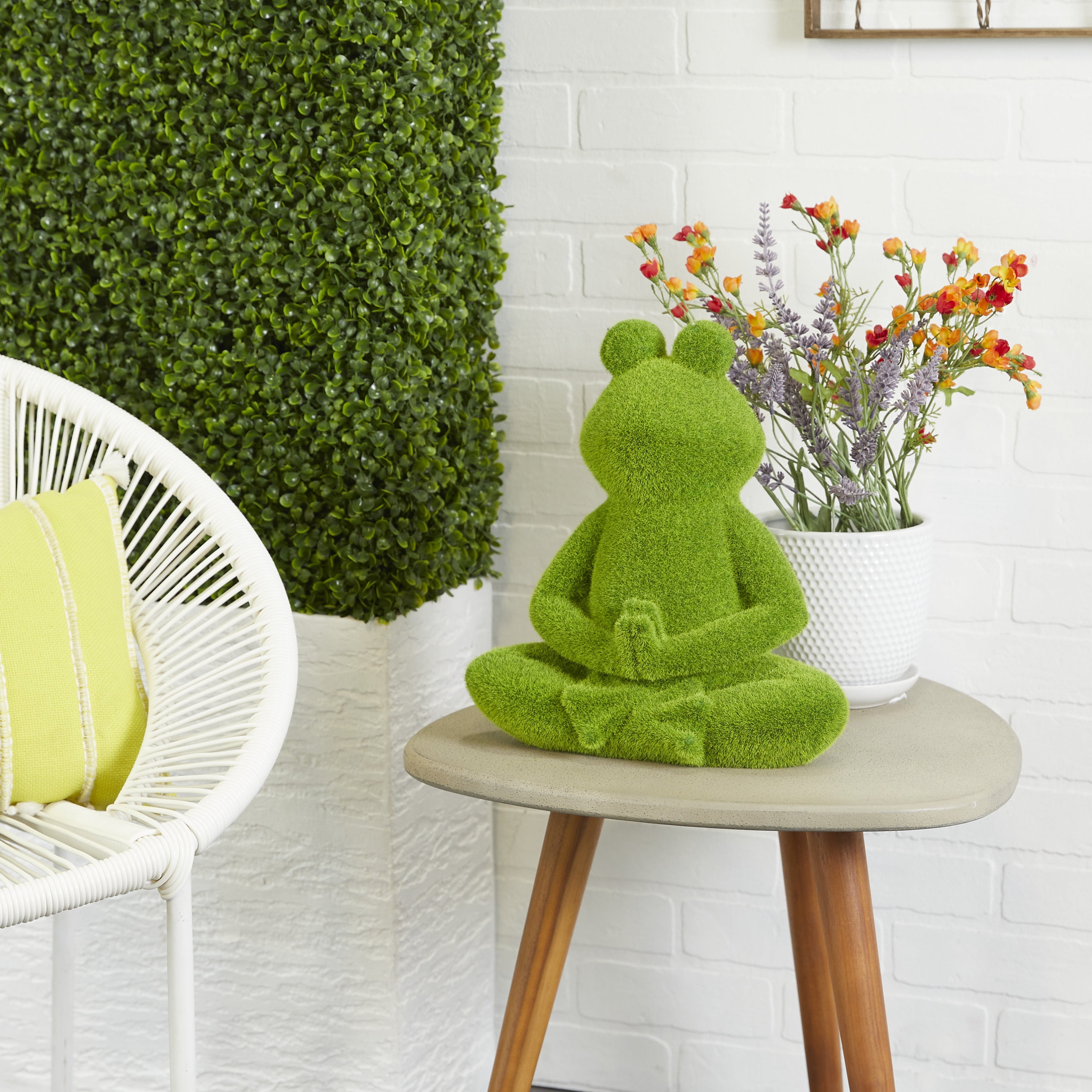 DecMode 7"W, 13"H MGO Eclectic Frog Garden Sculpture, Green, 1-Piece