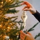 thumbnail image 5 of Caja de regalo de 3 bolas navideñas | Adornos colgantes creativos para árbol de Navidad con pintura a color | Adornos colgantes de bolas navideñas de plástico para fiestas, 5 of 6