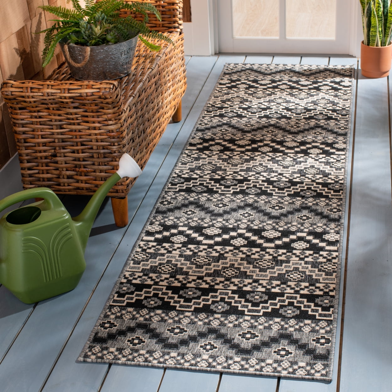 SAFAVIEH Veranda Luwig Southwestern Indoor/Outdoor Area Rug, 4' x 5'7", Black/Beige