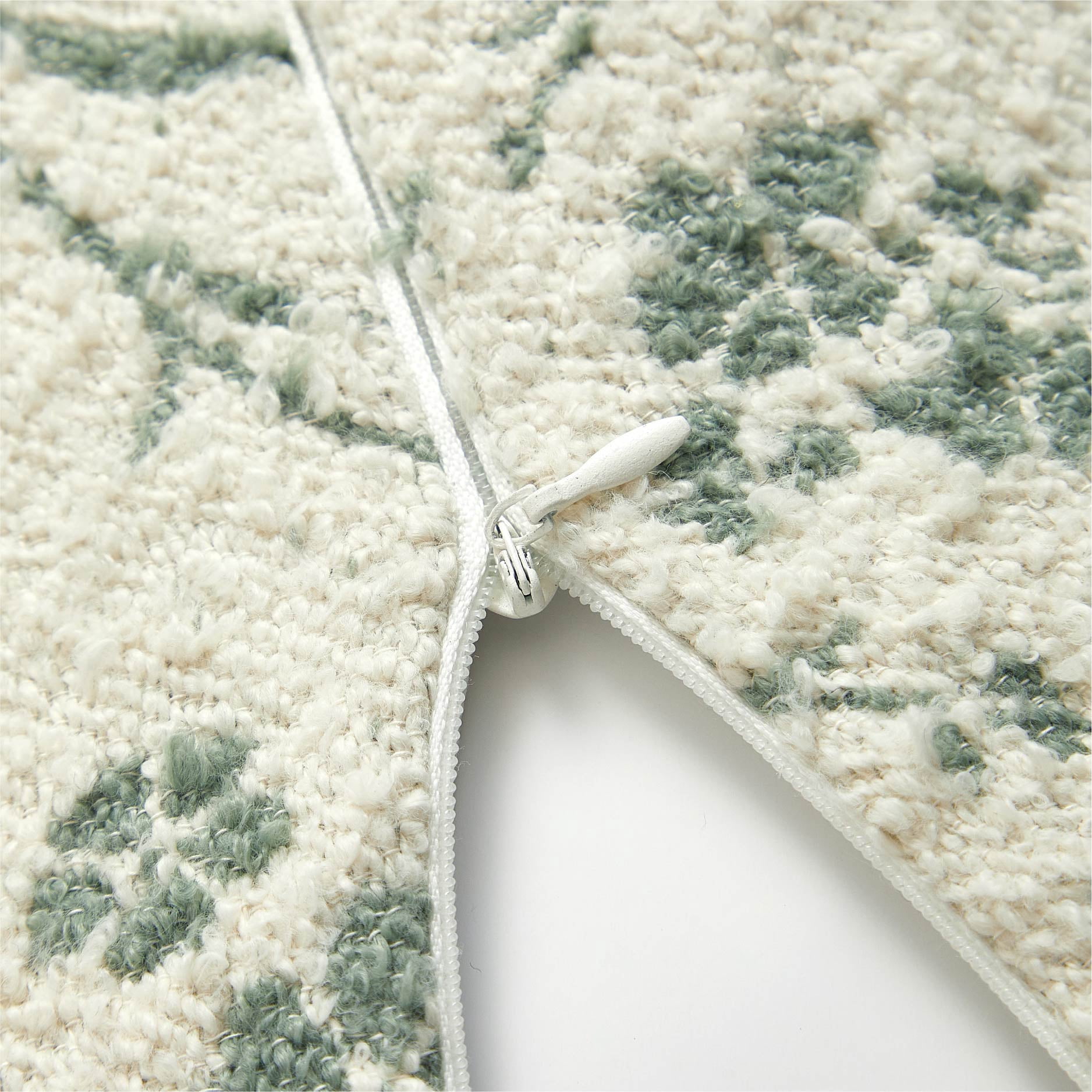 The Pioneer Woman Green Daisy Bouclé Decorative Pillow, 20 in x 20 in