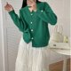 thumbnail image 2 of Suéter con botones de perlas y cuello halter diseñado para mujer 2024 otoño e invierno nuevo estilo estilo suave temperamento con cuello en V top de punto de manga larga, 2 of 3