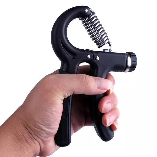 Ejercitador Hand Grip graduable de 10 a 60 kg para antebrazo y mano, vista frontal centrada de la pinza negra sostenida en una mano; muelle metálico superior, mango anatómico con goma antideslizante y rueda de ajuste para resistencia ajustable, para fortalecer dedos, muñeca y antebrazo; también suele usarse para ejercicios breves de rehabilitación o en viajes.