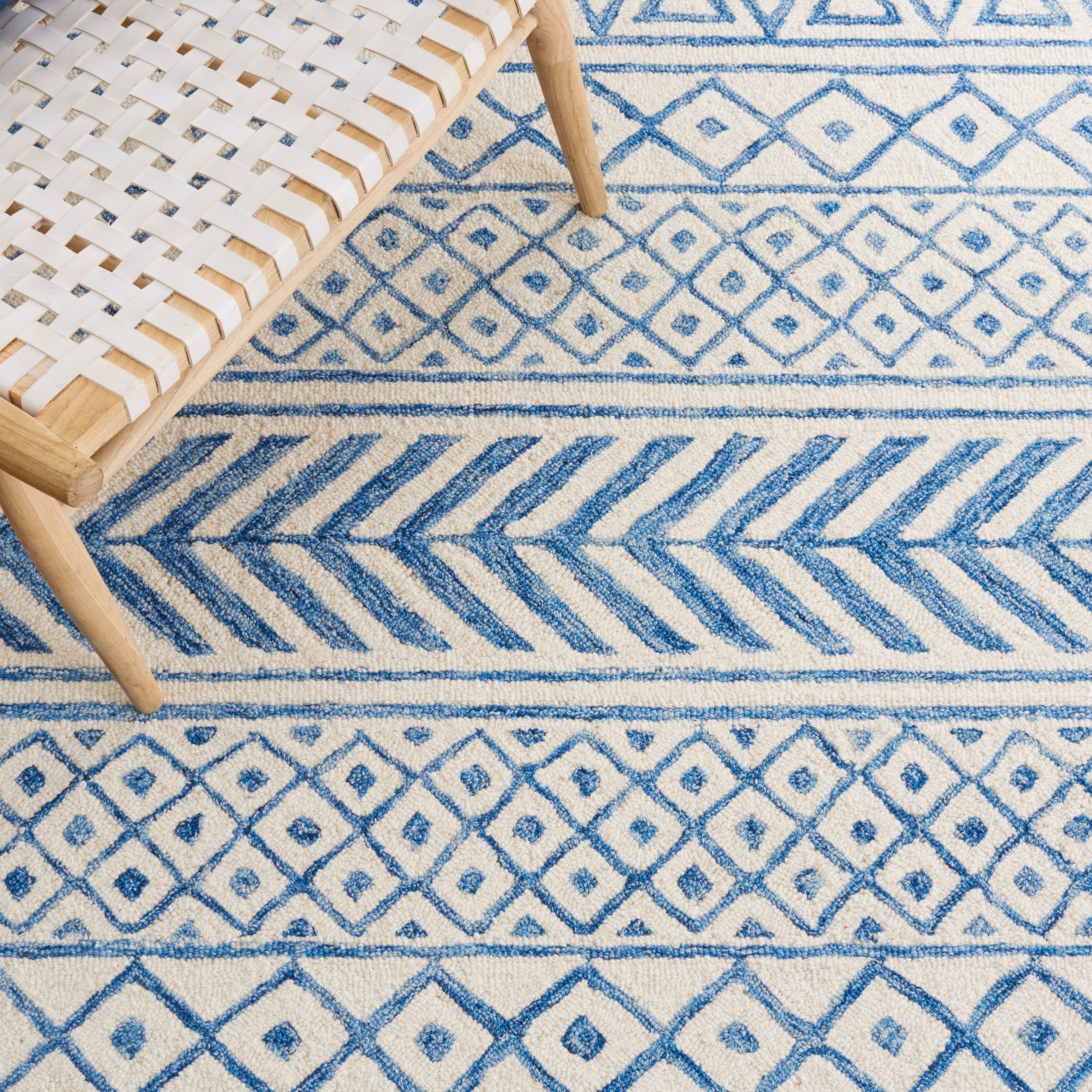 SAFAVIEH Metro Beaumont Southwestern Area Rug, Ivory/Blue, 6' x 6' Square