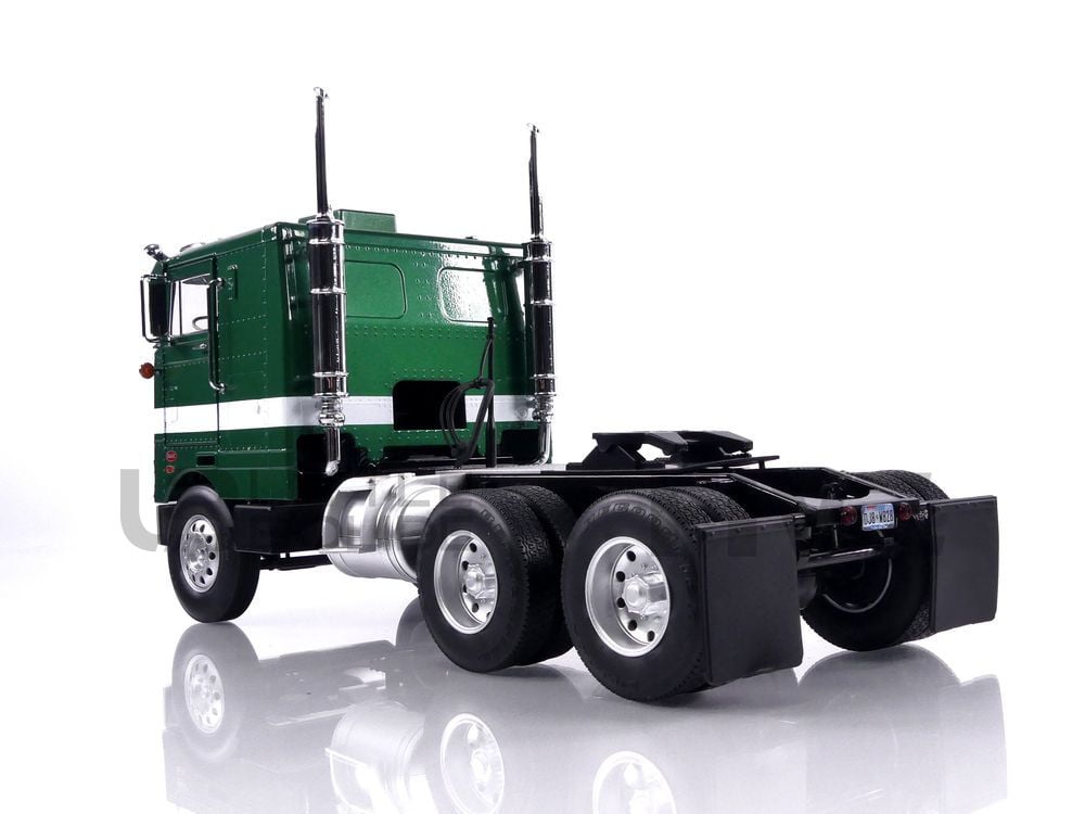 Road Kings 1977 Peterbilt 352 Pacemaker Semi Green and White