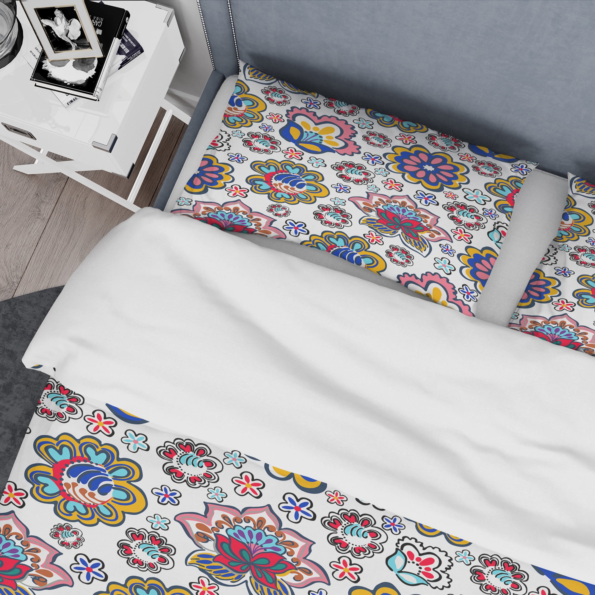 Designart 'Retro handdrawn flowers II' Mid-Century Modern Duvet Cover Set