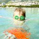 thumbnail image 4 of RV Gafas de natación para niños, juego de 1 par, antivaho, sin fugas, anti-UV, longitud de gafas de natación, tapones para los oídos ajustables y clip para la nariz para niños de 3 a 13 años Rojo Verde, 4 of 5