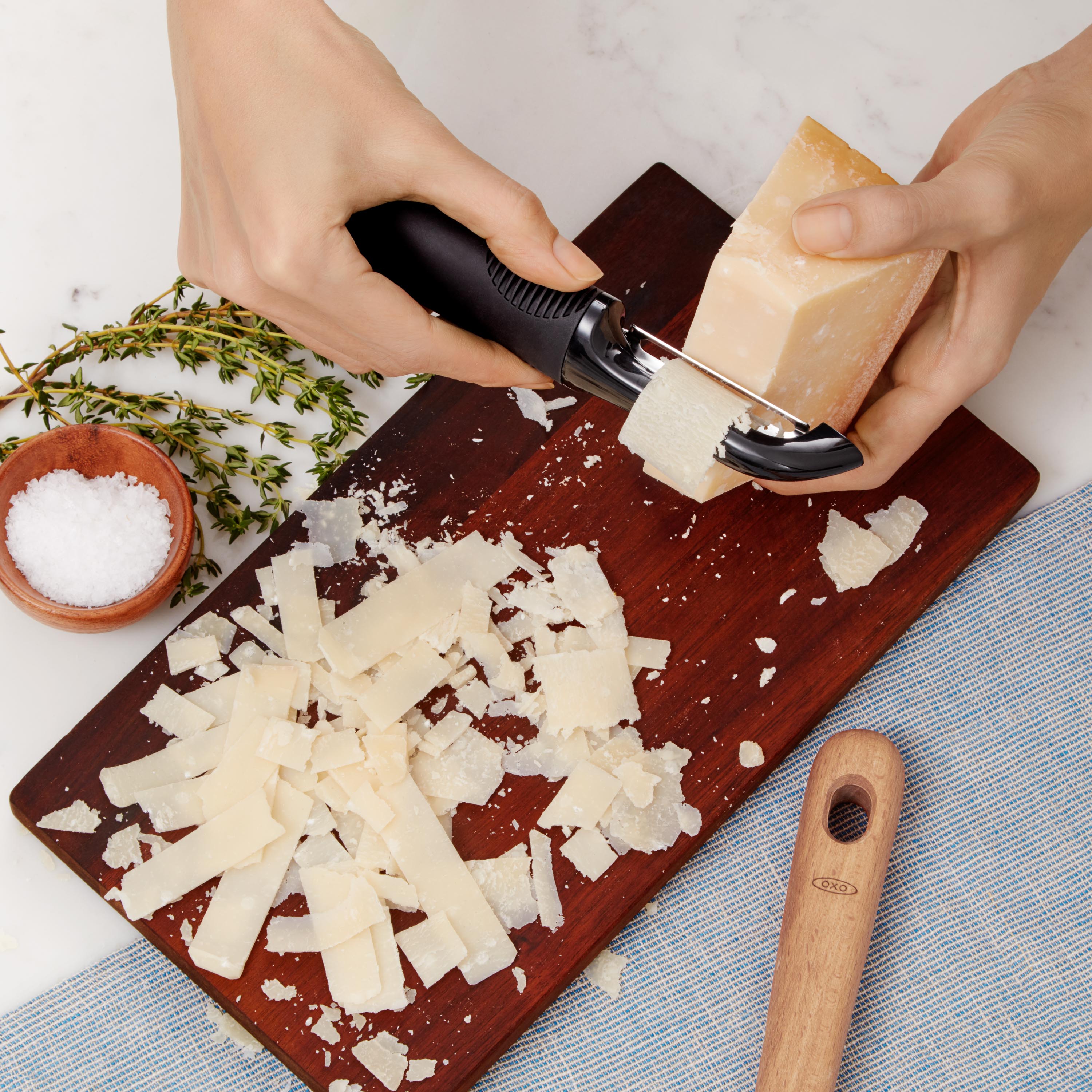 OXO Good Grips Swivel Peeler photo 6