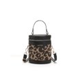 thumbnail image 4 of Bolsa estampado de mujer Mini de cubo cilíndrico de invierno (leopardo negro) Likrtyny Para Estrenar, 4 of 9