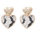 thumbnail image 1 of Pendientes elegantes de cuero para mujer (blanco y negro) Pendientes con forma de corazón de melocotón y lentejuelas brillantes, 1 of 3