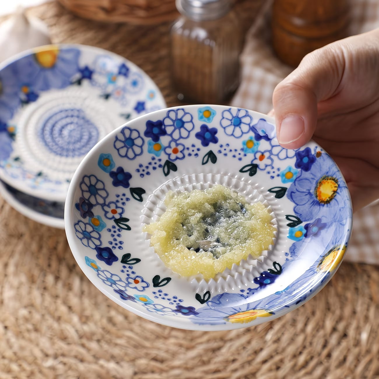 Elegant Blue Floral Ceramic Garlic Grinder - Manual Garlic Masher for Home Use, Perfect for Garlic Paste, Ginger, Fruits & Vegetables
