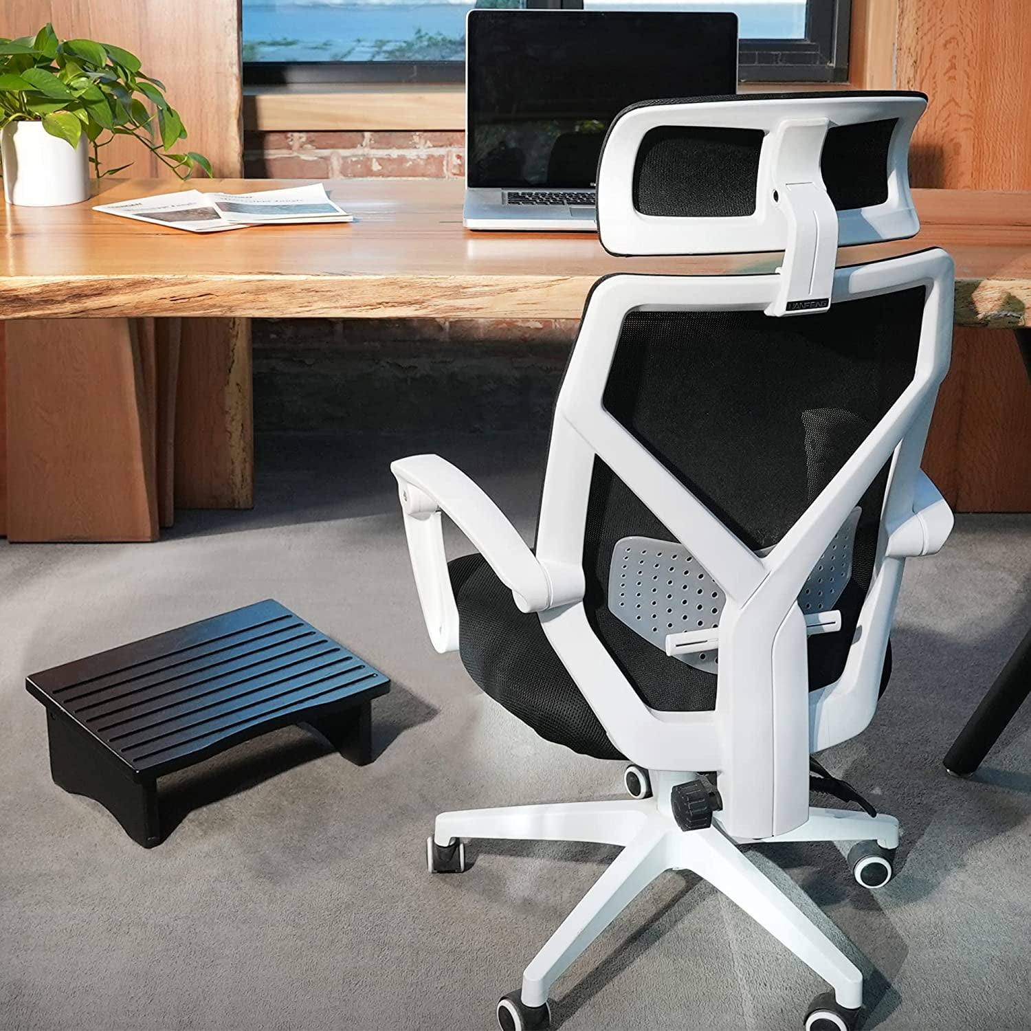 Business Source Ergonomic Rocking Footrest