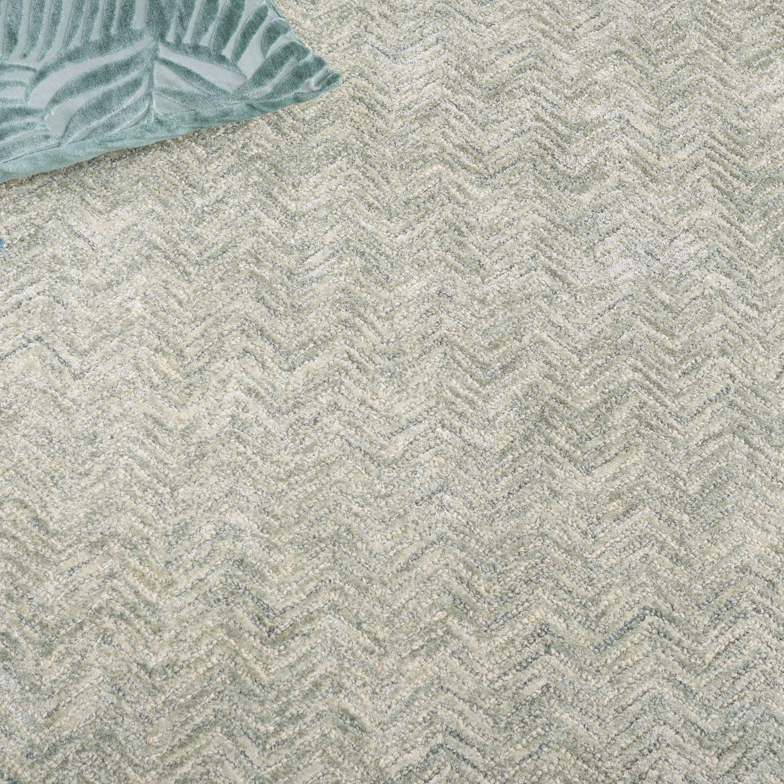 SAFAVIEH Glamour Flanagan Wavy Striped Runner Rug, Green/Ivory, 2'3" x 8'